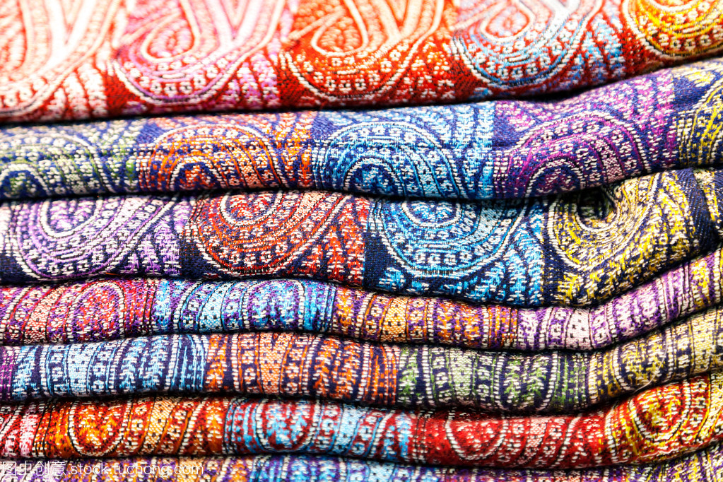 印度傳統披肩 彩繪針織的瑰麗傳奇